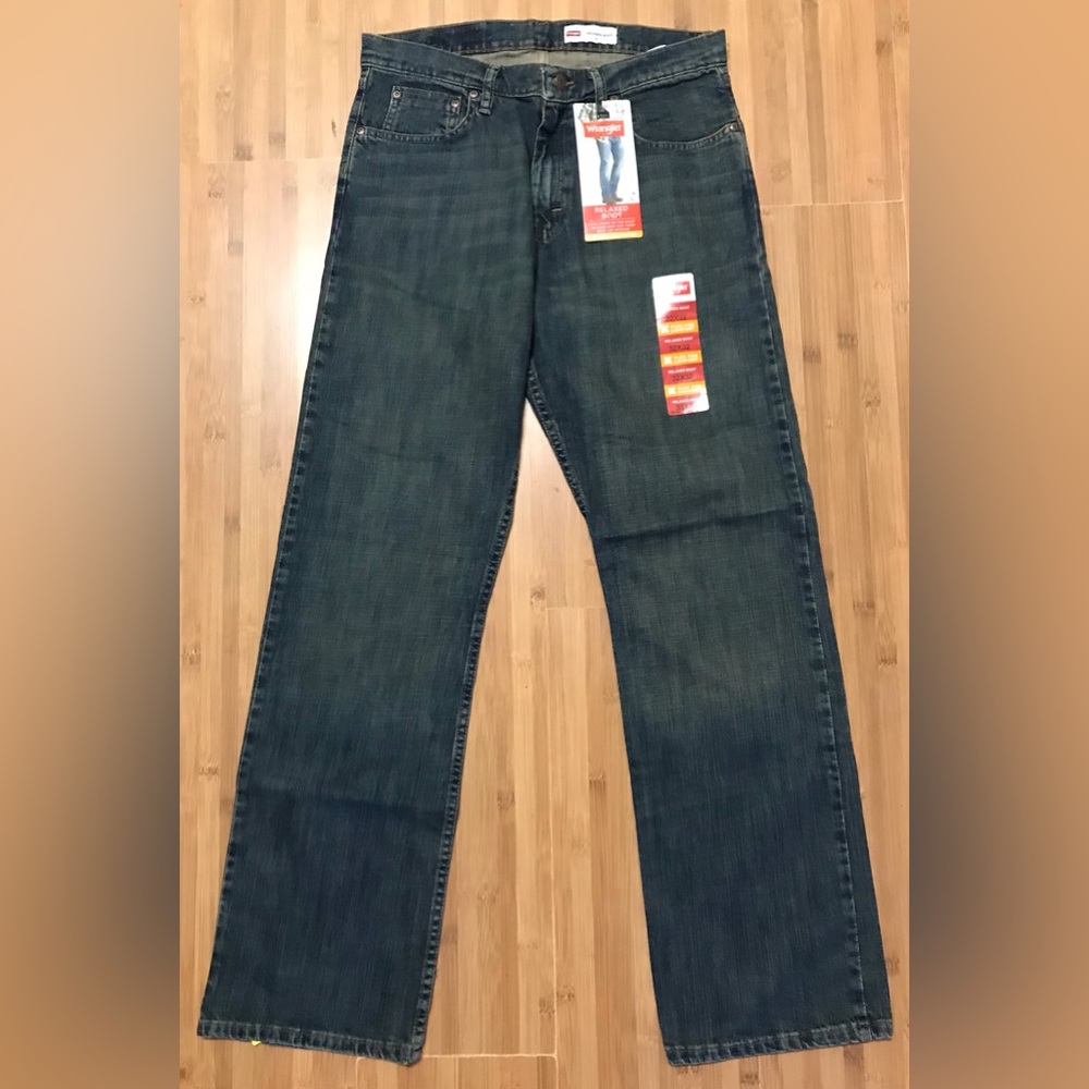 Brand New with Tags Wrangler Mens Relaxed Boot Jeans